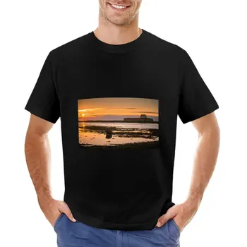 Západ slnka na Cirkev v Mori St Cwyfans, Anglesey North Wales T-Shirt t shirt muž T-shirt mens krátke biele tričká