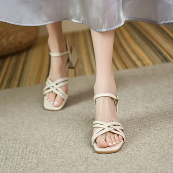 Veľká veľkosť Nadrozmerná Veľká veľkosť Námestie prsty Silné Päty jednoduché a elegantné Módne sandále s podpätkami Pohodlné Bankety